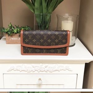Auth Louis Vuitton LV clutch